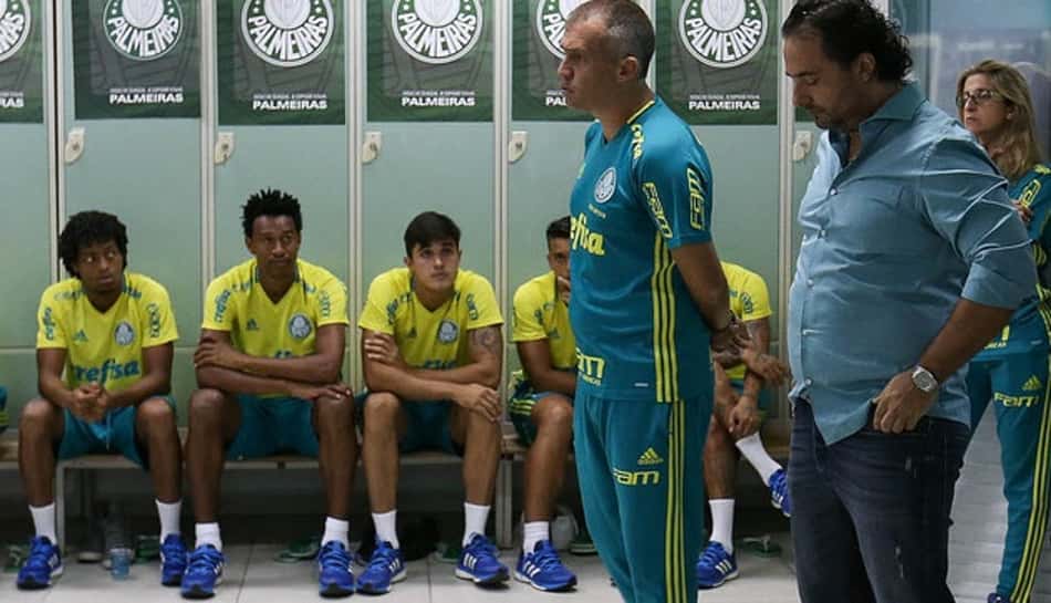 Eduardo Baptista conversa com elenco 