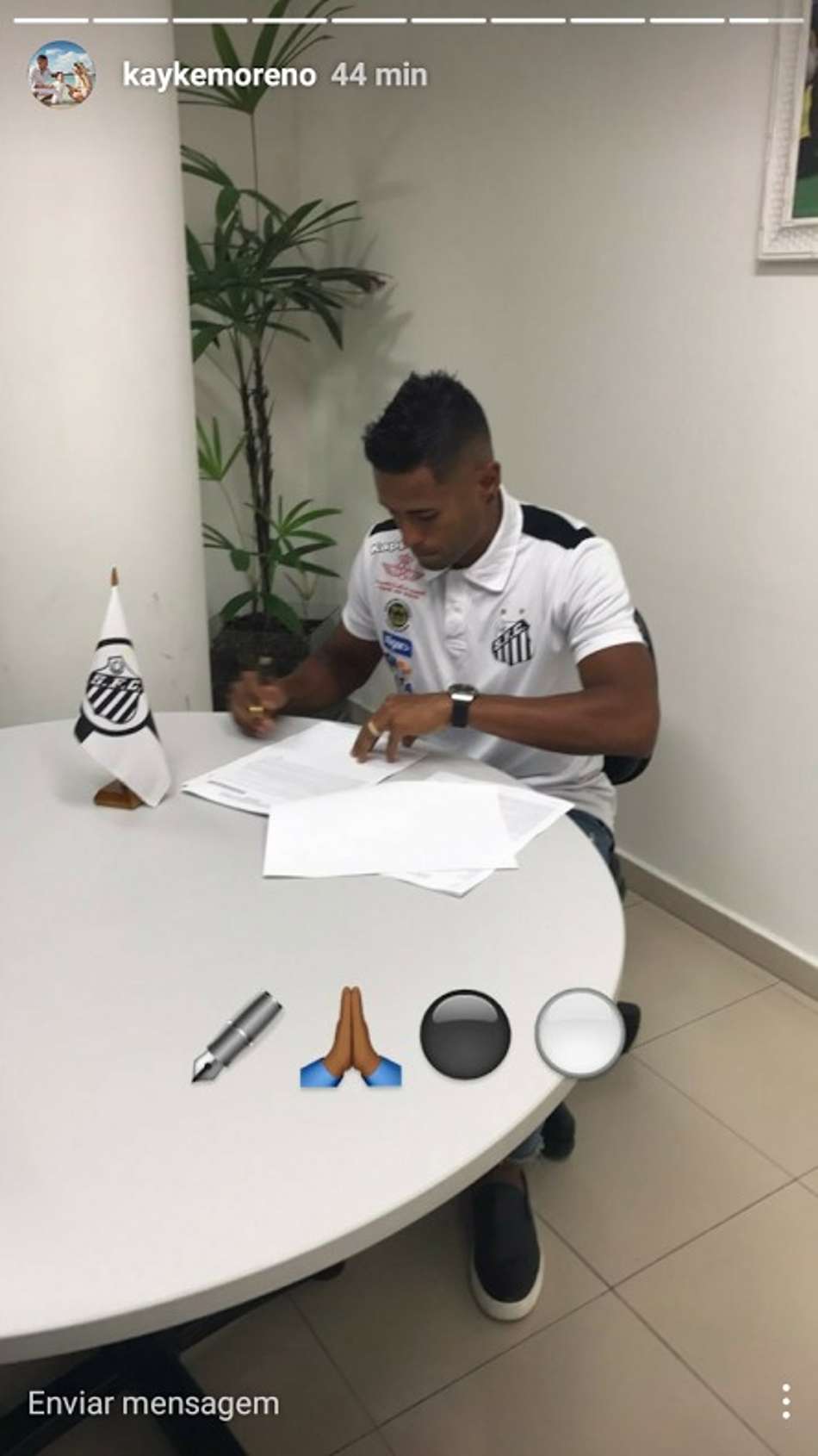 Kayke assinando contrato com o Santos 