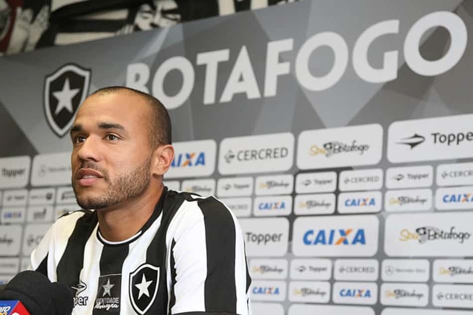 Roger 'cobra' maior tempo em campo e pede para jogar estreia da Taça Rio