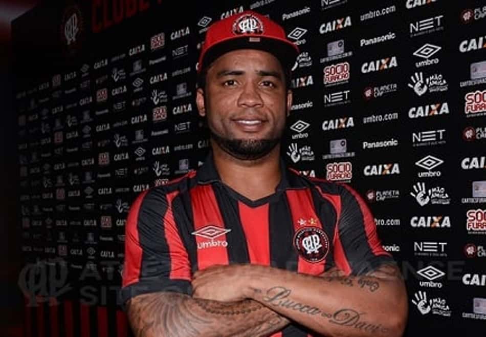 Atlético-PR confirma contratação de Carlos Alberto