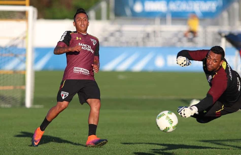 Ao lado de Cícero, Cueva celebra primeiro treino com o grupo no ano