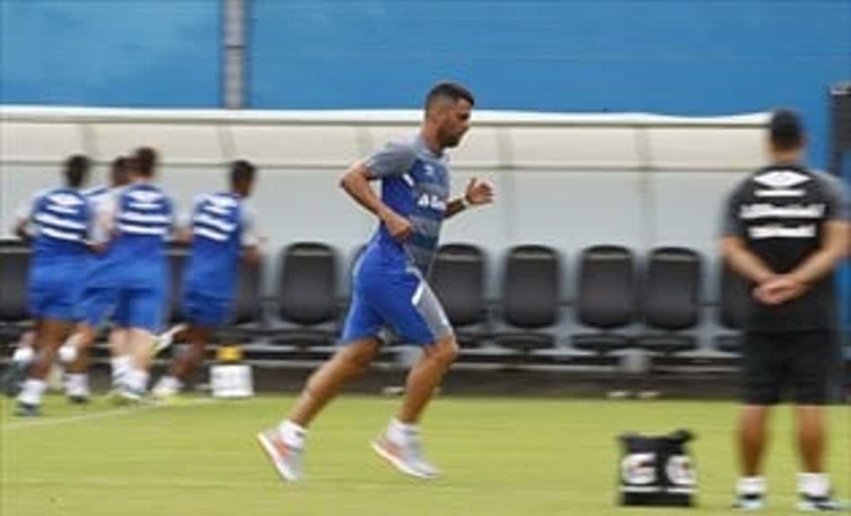 Elenco mata a saudade e treina com bola pela primeira vez em 2017