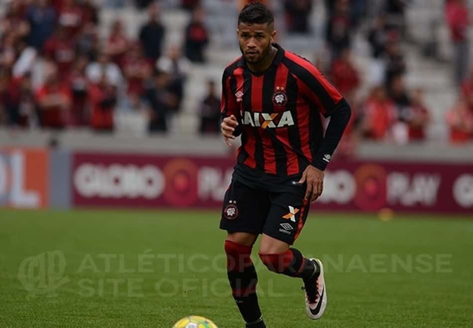 Léo renova com o Atlético-PR e comemora permanência no clube paranaense
