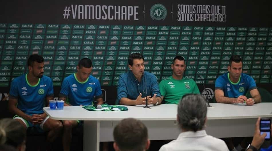 Chapecoense apresenta goleiro Arthur Moraes e zagueiro Fabrício Bruno