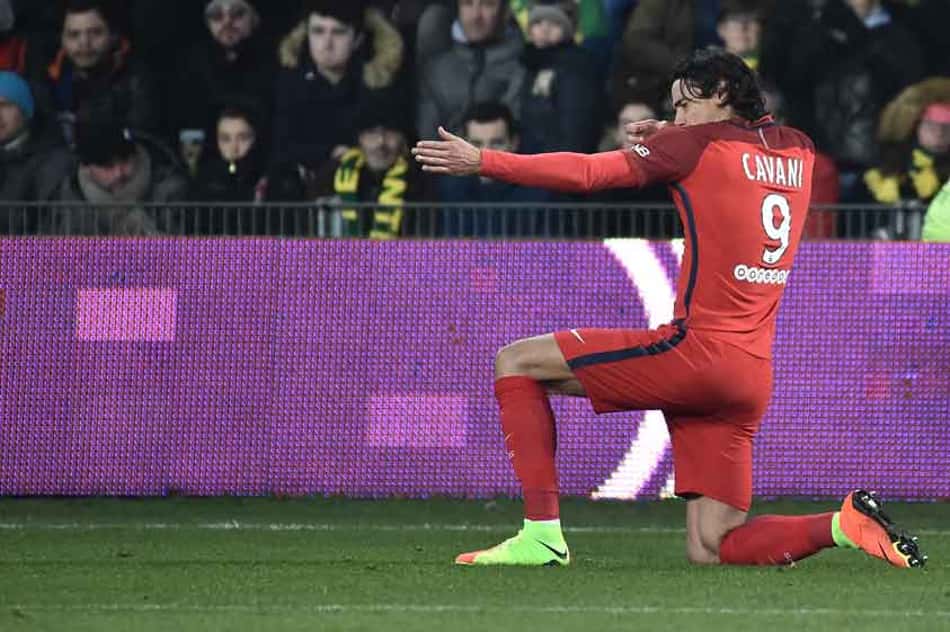 PSG vence mais uma no Francês com dois gols do artilheiro Cavani