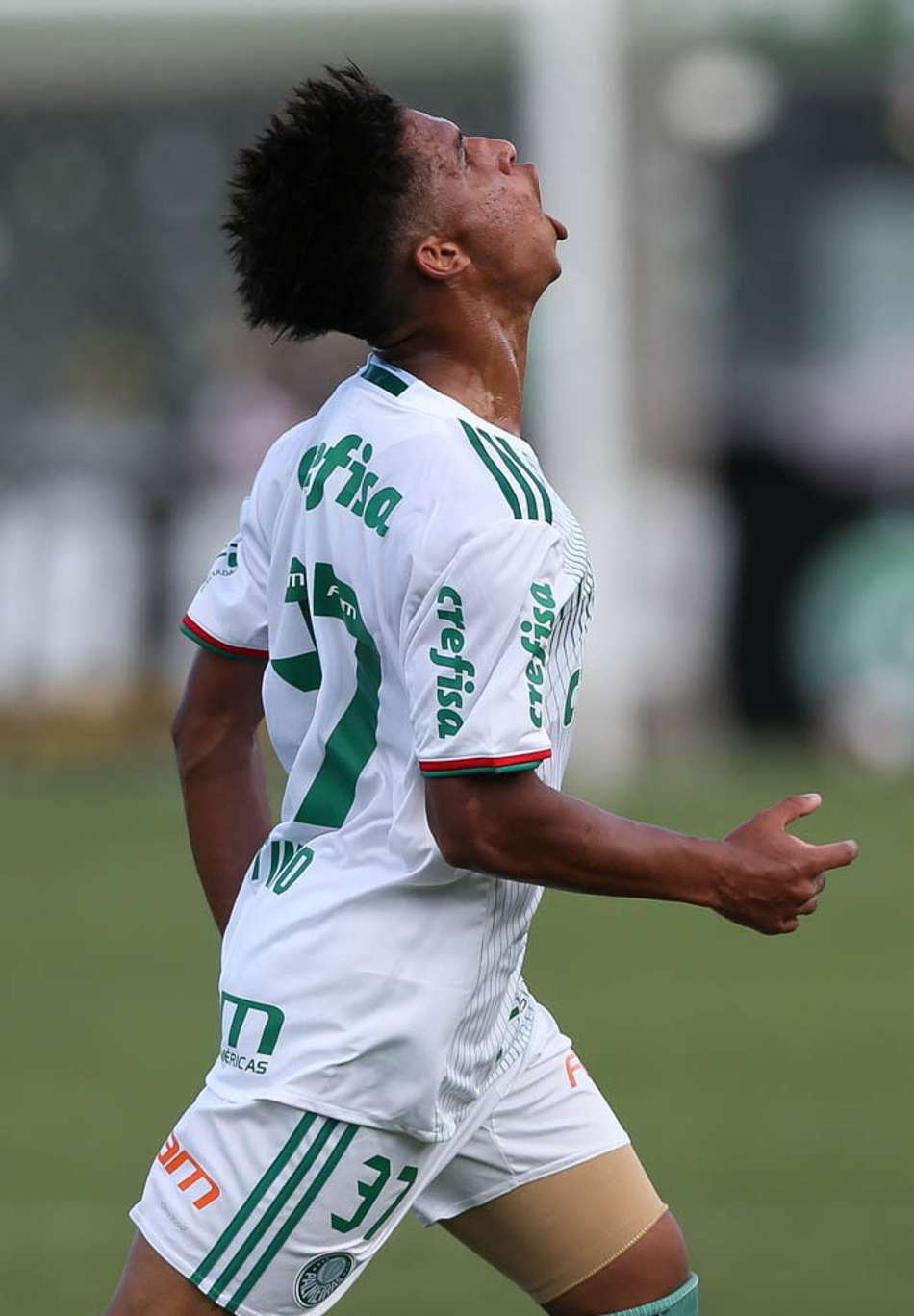 Vitinho comemora golaço contra a Chapecoense