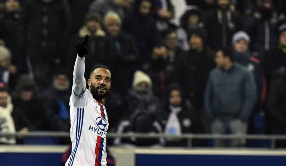 Lacazette faz dois na vitória do Lyon sobre o Olympique de Marselha