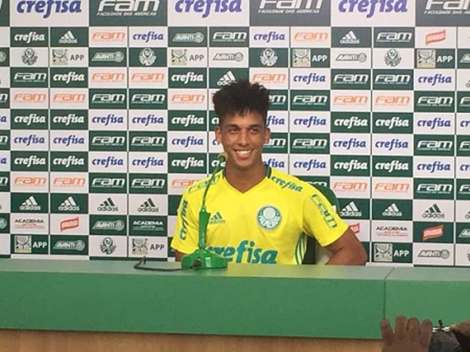 Vitinho em entrevista coletiva na Academia de Futebol