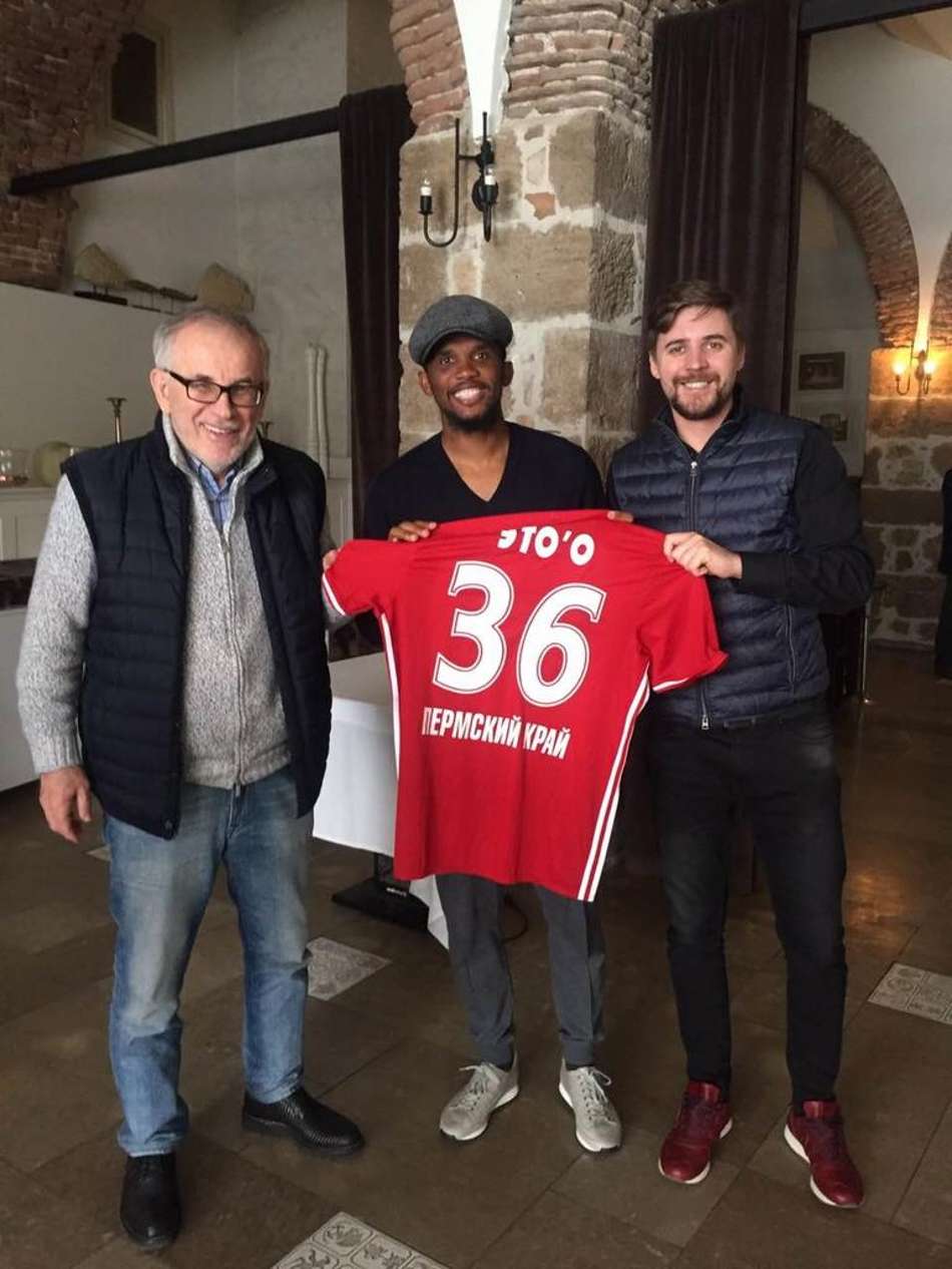 Eto'o desfaz mal-entendido e diz que camisa do Amkar era só um mimo
