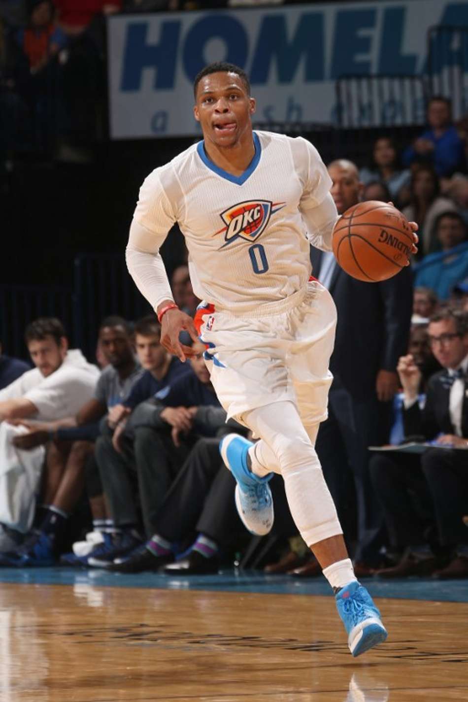 Em casa, Westbrook domina e Thunder bate Sixers
