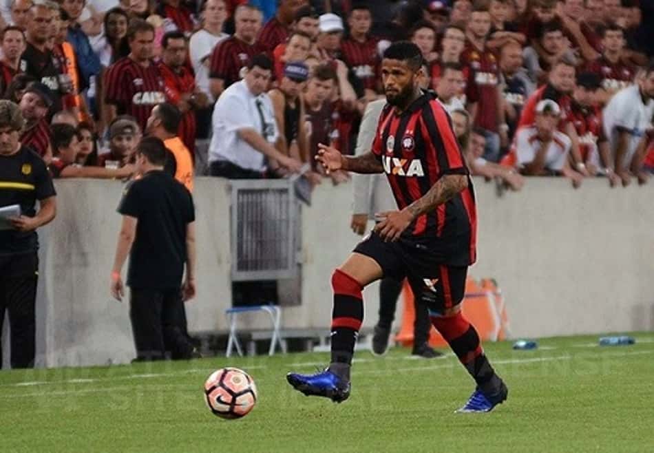 Léo elogia pré-temporada e quer "ano perfeito" do Atlético-PR em 2017