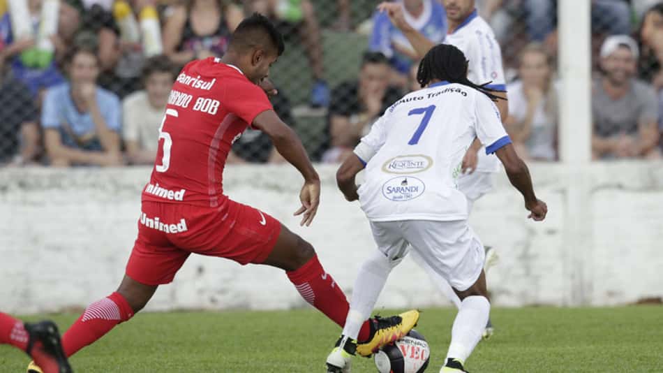 Com briga entre torcedores, Inter estreia com empate no Gaúchão