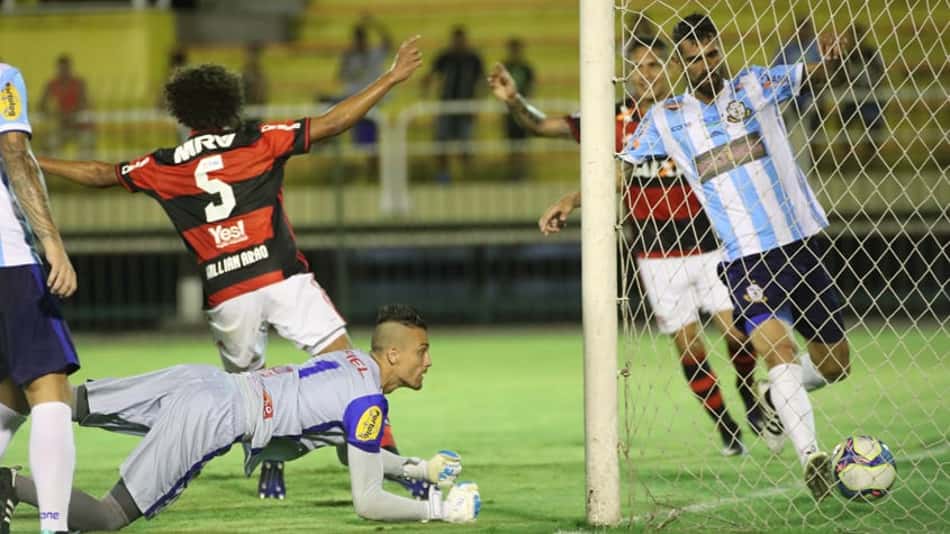 Arão vibra com gol sobre o Macaé