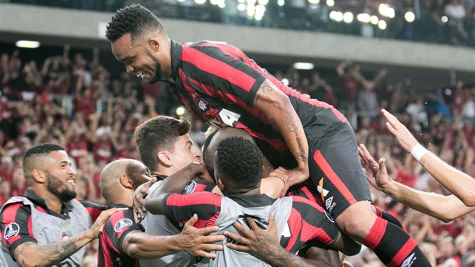 Sem mudar esquema, Atlético-PR altera peças e tem dificuldades em estreia da Libertadores
