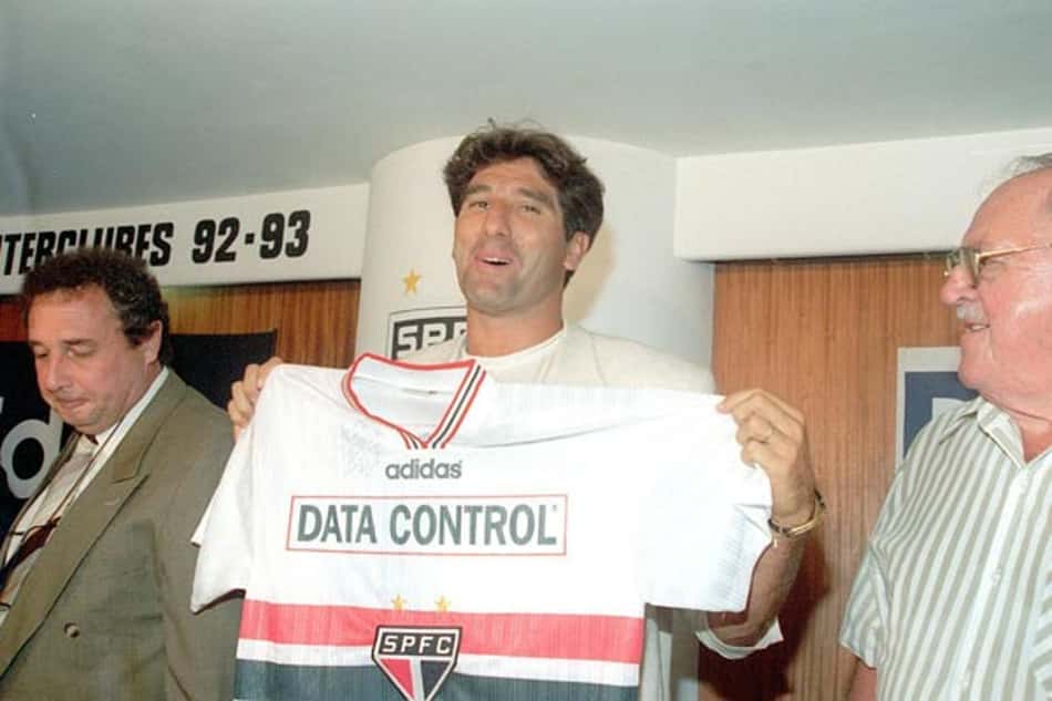 Em 1997, Renato Gaúcho foi apresentado pelo São Paulo, mas nunca assinou contrato. Tudo não passou de uma provocação do jogador com o Fluminense, que tinha uma dívida com ele. Depois de alguns dias, o Tricolor carioca pagou o que devia e Renato voltou para Laranjeiras