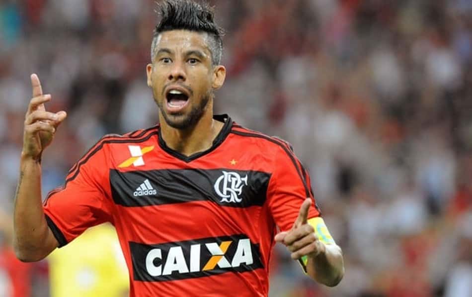 Léo Moura foi anunciado por Eurico Miranda em 2015, mas não fechou com o Vasco
