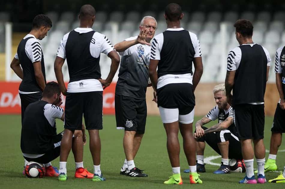 Dorival orienta o grupo em treino do Santos na Vila