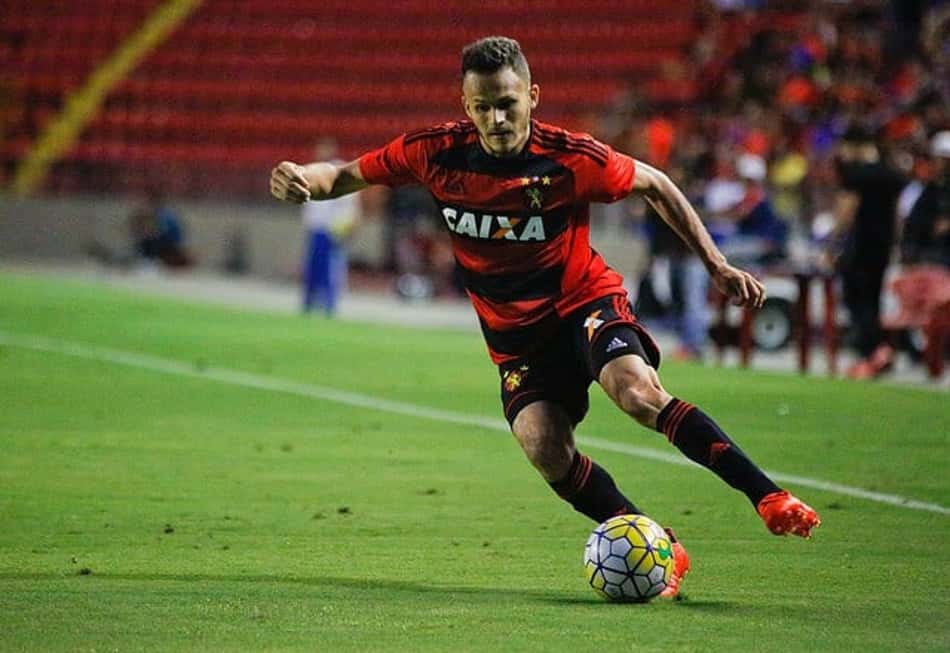 Aproveitamento de Renê nos cruzamentos foi superior ao de Jorge no último Brasileiro