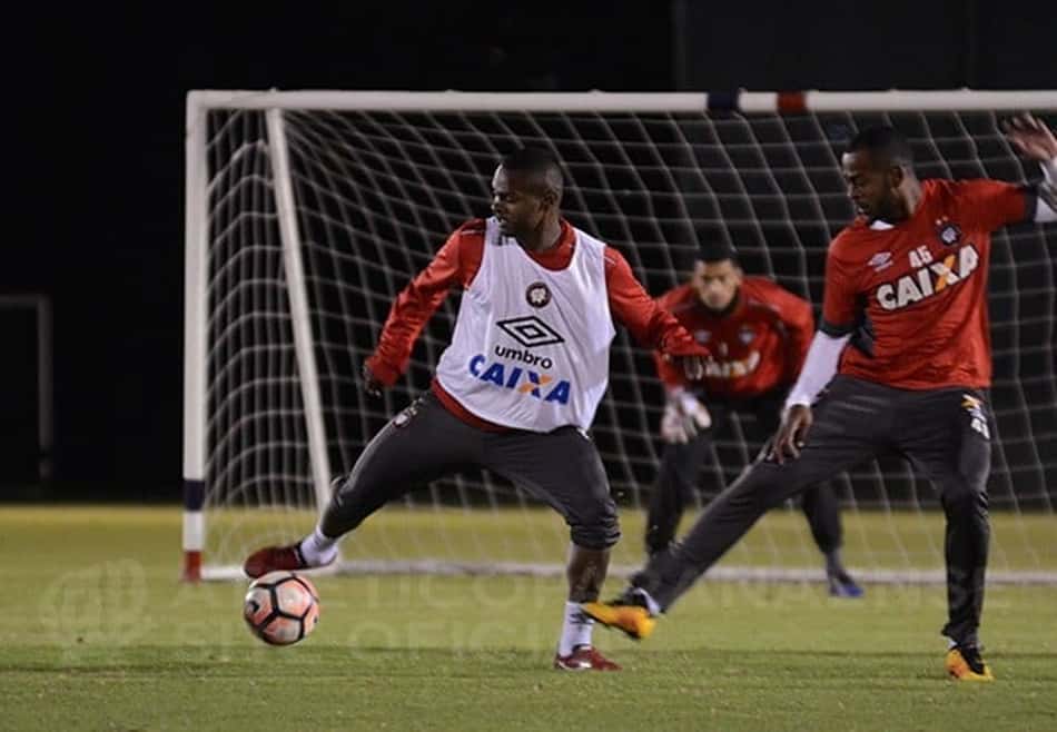 Atlético-PR anuncia renovação de contrato com Nikão
