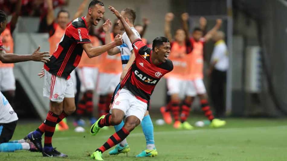 Berrío estreia com gol, e Flamengo vence reservas do Grêmio