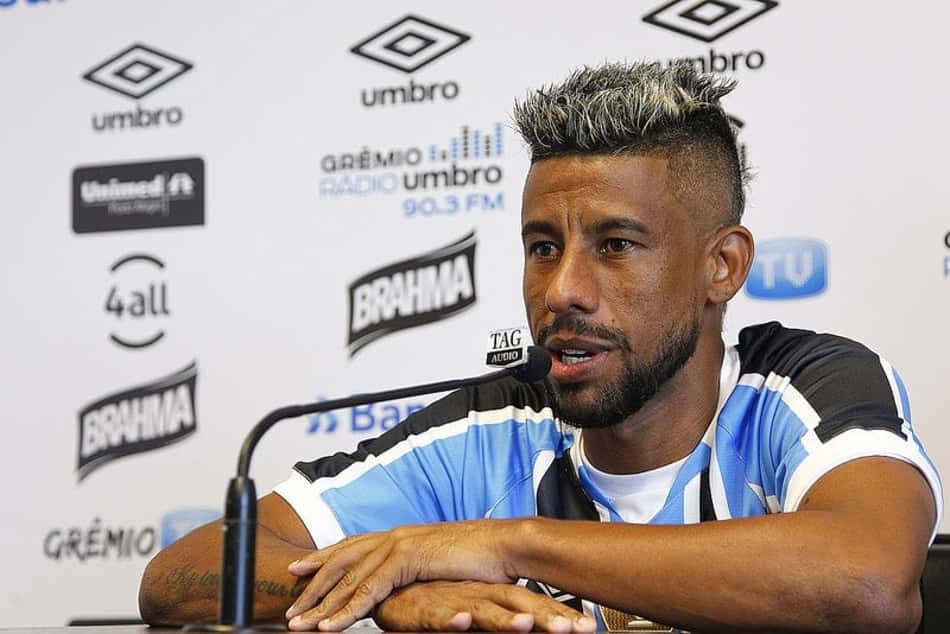 Léo Moura acena com possibilidade de ser o substituto de Douglas