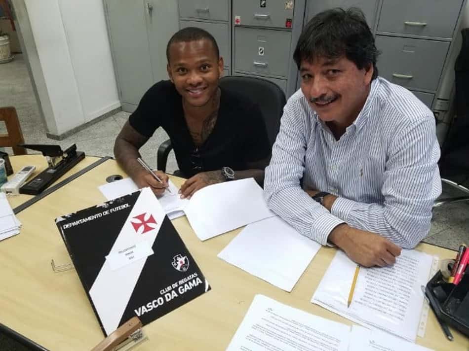 Vasco confirma contratação de Manga por uma temporada