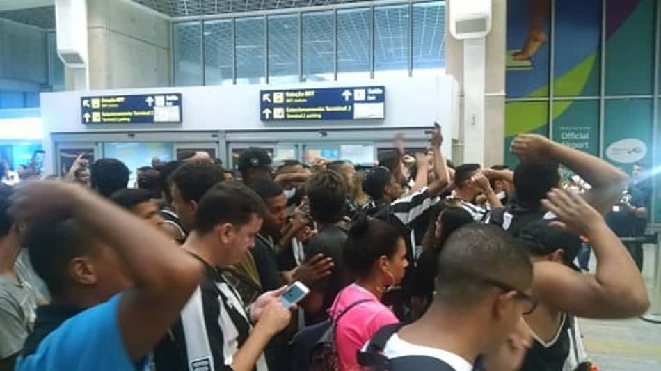 Recepção calorosa e música para Jair: Botafogo desembarca com festa