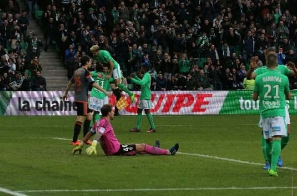 Saint-Étienne fez 4 a 0 no Lorient e chegou à quinta colocação no Francês (Foto: Reprodução / Twitter)