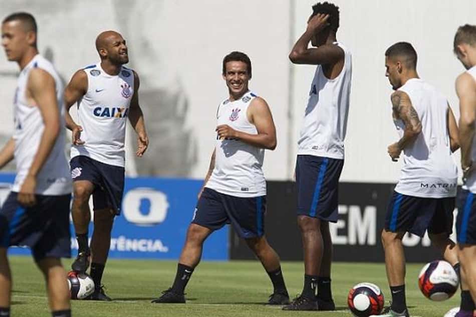 Jadson se diverte com companheiros durante treino do Corinthians<br>