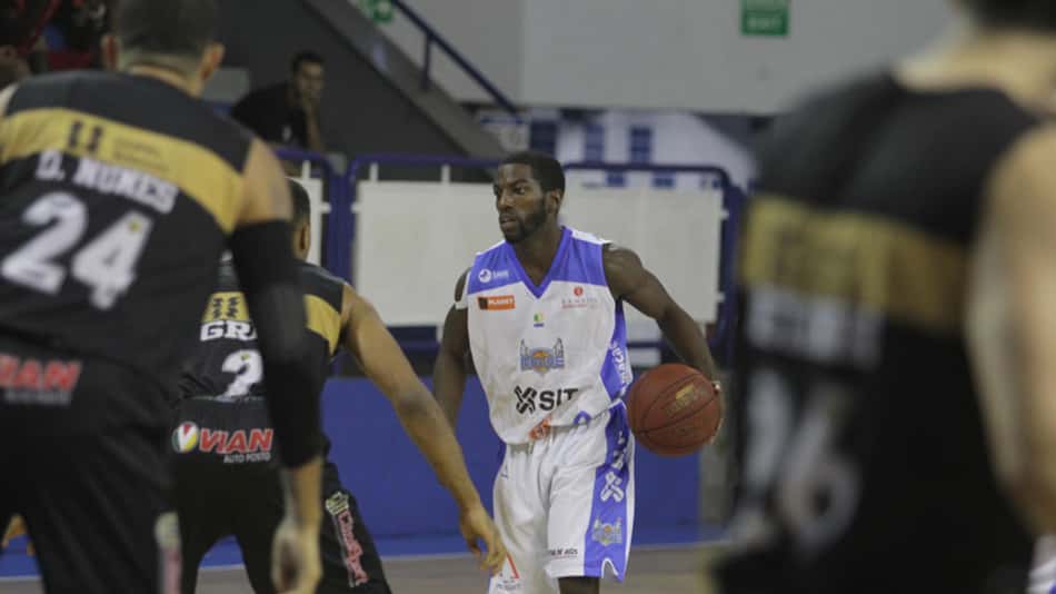 Kendall Anthony voltou a 'bagunçar' e terminou o jogo com 20 pontos e 5 assist