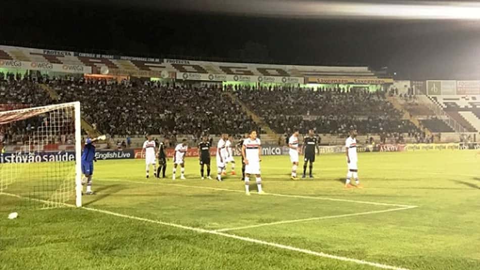 Com dois gols de Pottker, Ponte Preta vence o Botafogo-SP de virada