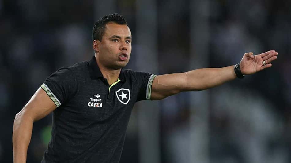 Jair lamenta novos problemas físicos e projeta time 'no auge' na terça-feira
