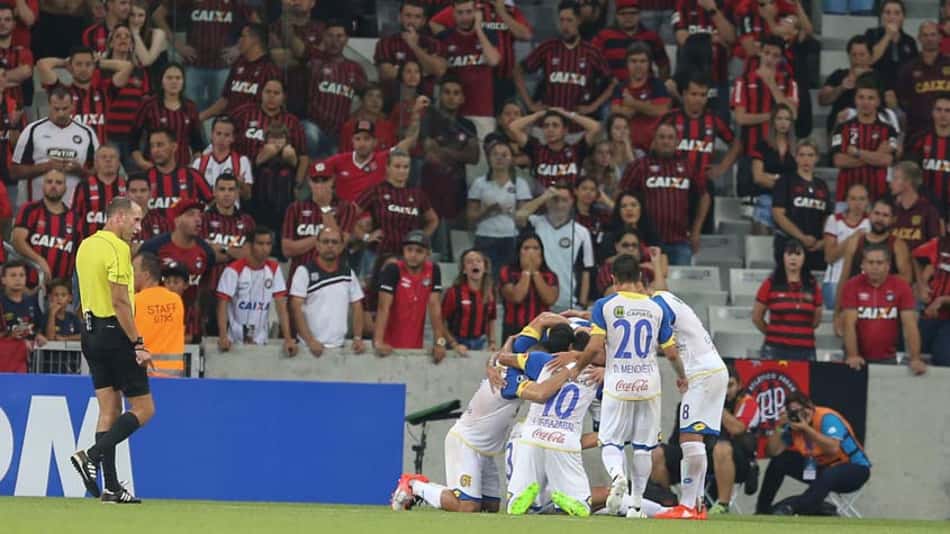Em jogo movimentado, Atlético-PR e Deportivo Capiatá-PAR empatam por 3 a 3 na Arena