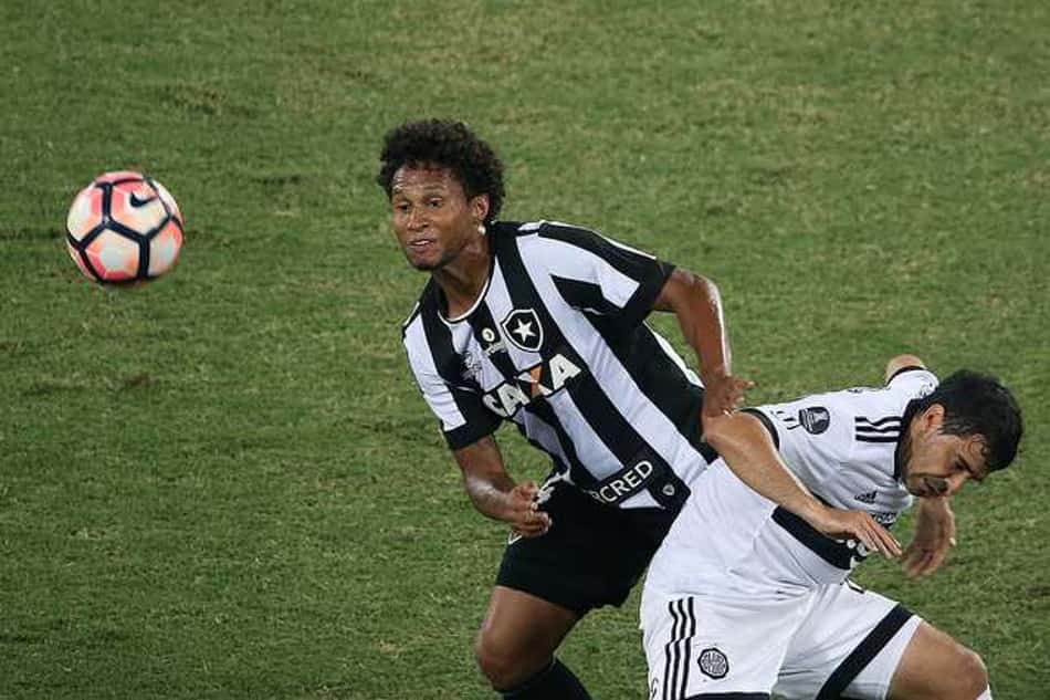 Jonas lamenta terceiro amarelo que o tira do jogo de volta, no Paraguai