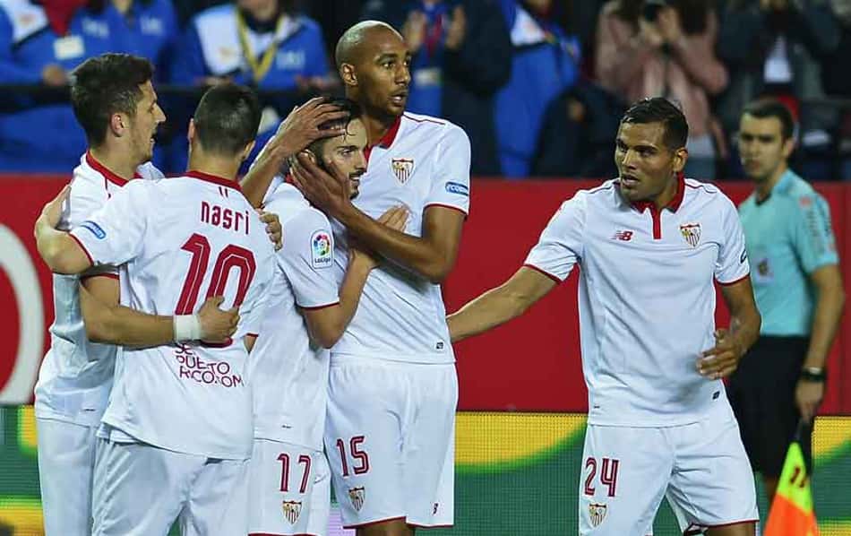 Sevilla faz o dever de casa, bate o Eibar e passa o Barça no Espanhol