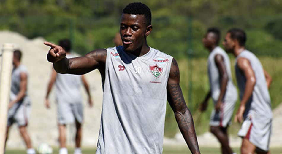 Calazans faz primeira partida pelos profissionais e deixou boa impressão no treinador. Confira imagens na galeria a seguir