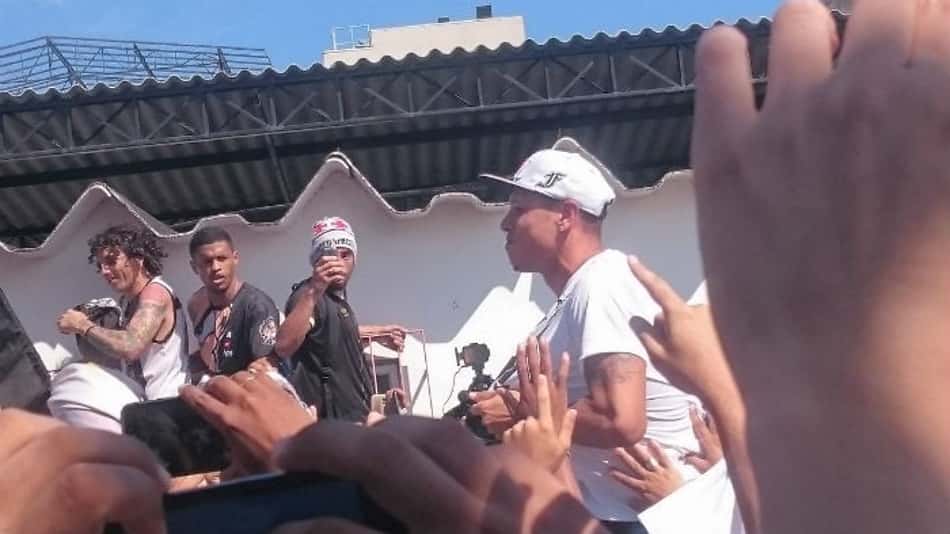 O Fabuloso chegou! Luis Fabiano faz a festa em desembarque no Vasco
