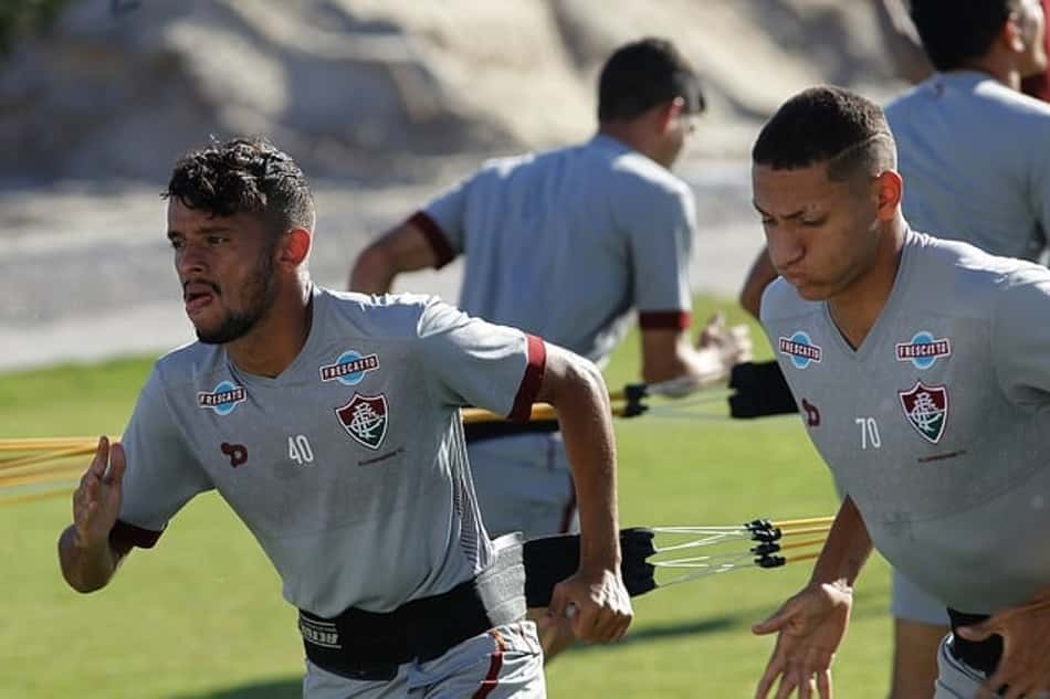 Richarlison espera assistência de Scarpa e alerta: 'Grêmio bate muito'