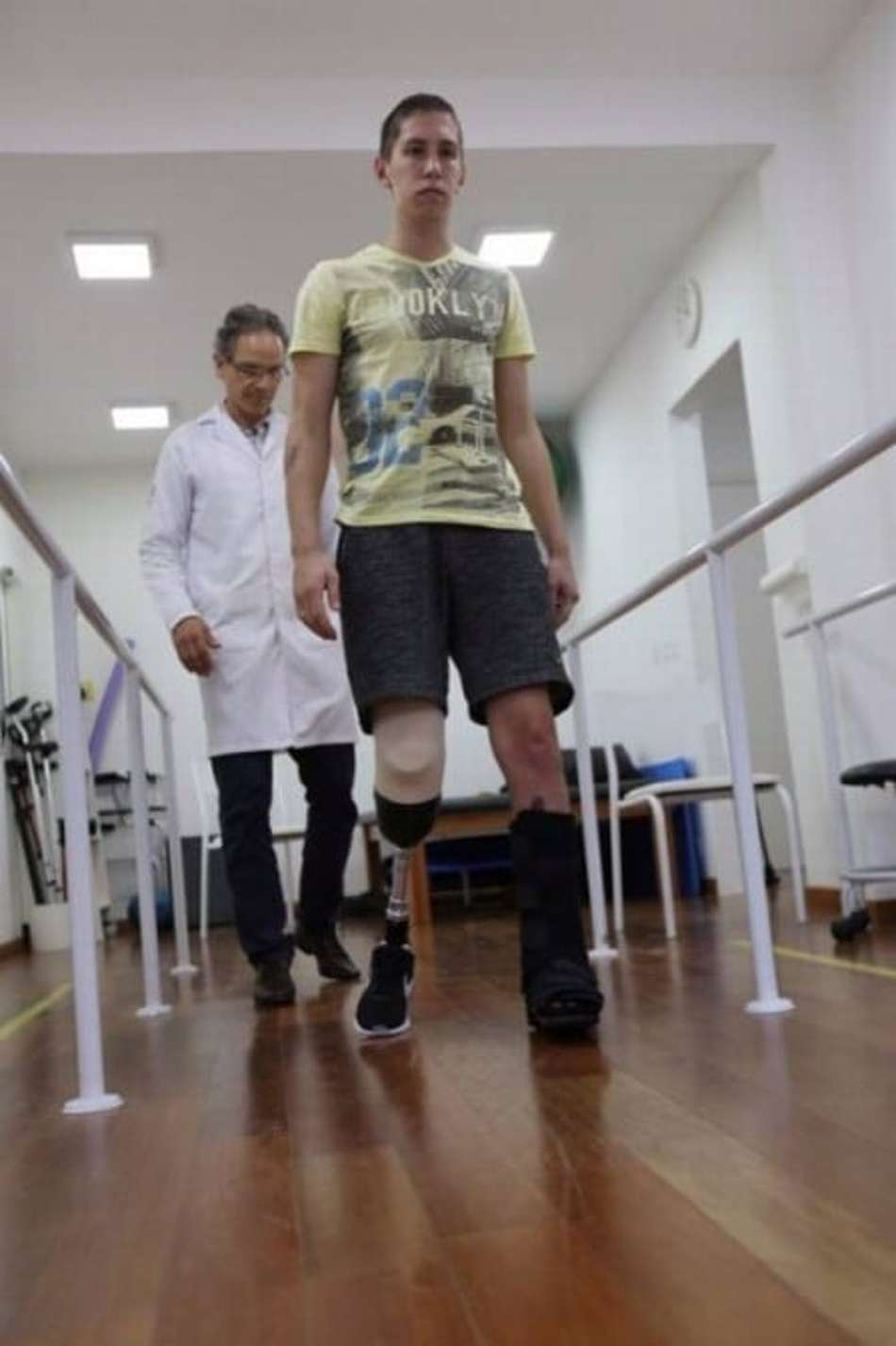 Em vídeo, Follmann aparece caminhando sem muletas