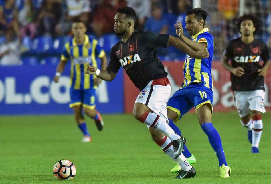 Atlético-PR reclama de insultos raciais da torcida após vitória contra Capiatá-PAR