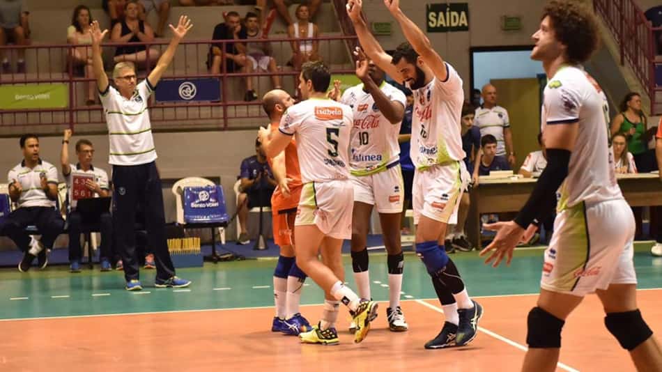 Bento Vôlei/Isabela comemora ponto