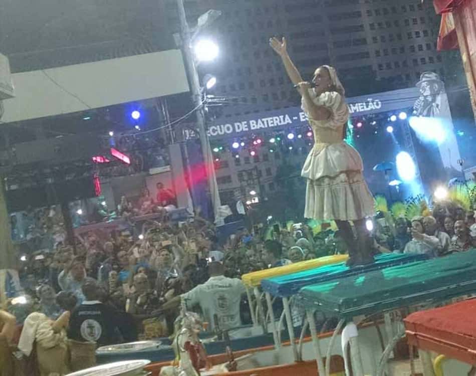Camisa 10 e faixa! Ivete Sangalo tem noite de craque e levanta poeira na Marquês de Sapucaí