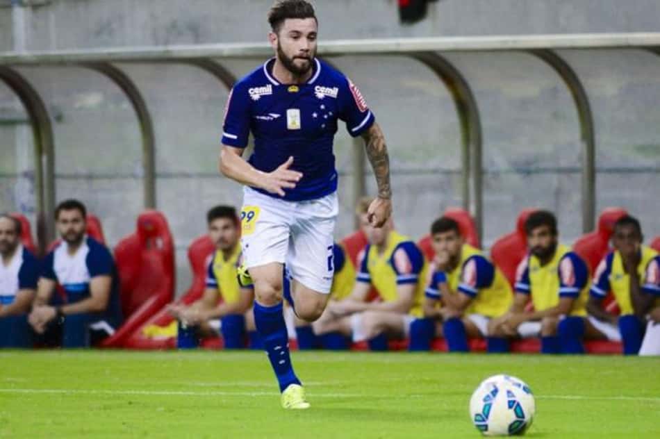 Mena deve assinar com Sport nas próximas horas