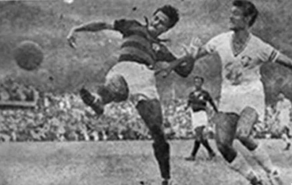 A conquista do Fluminense em 1941 ocorreu após o mítico 'Fla-Flu da Lagoa'. De acordo com relatos de torcedores da época, os tricolores isolavam bolas na Lagoa Rodrigo de Freitas, no intuito de garantir a vantagem do empate em 2 a 2 na Gávea.