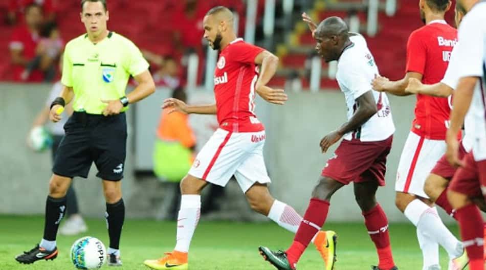 Motivado, lateral Carlinhos volta a treinar com o grupo do Internacional