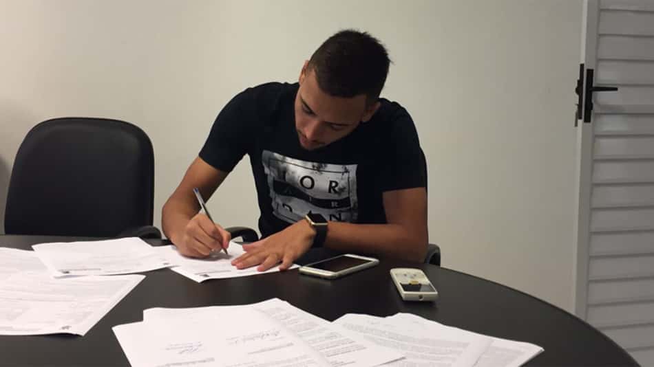 Maycon assinou renovação contratual com o Timão nesta segunda