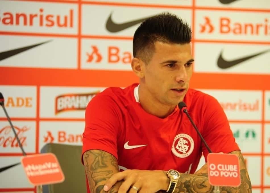 Ex-Vasco e Fla, atacante Elton acusa zagueiro do Inter de racismo