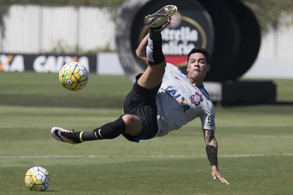 Giovanni Augusto, dando bicicleta em treino do Corinthians