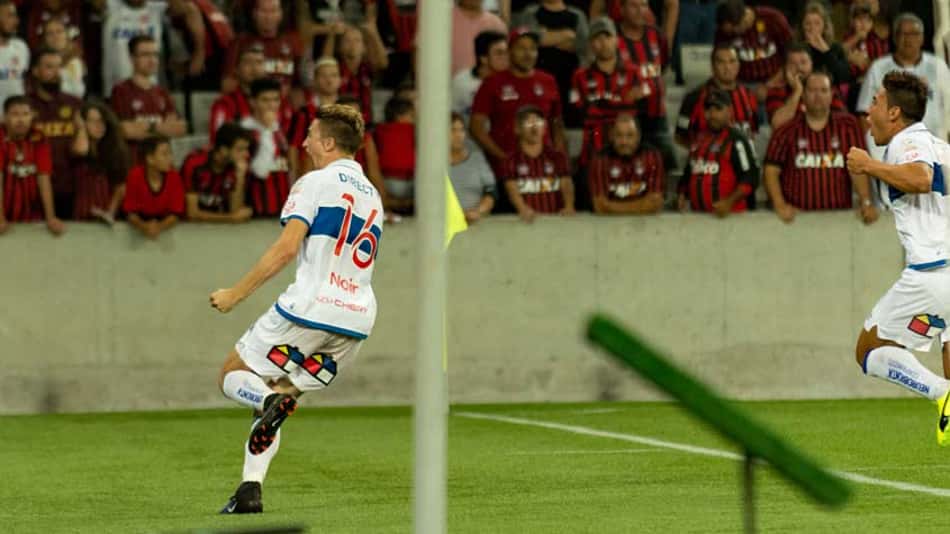 Em melhor exibição, Atlético-PR recua no final e Católica-CHI aproveita erros da zaga