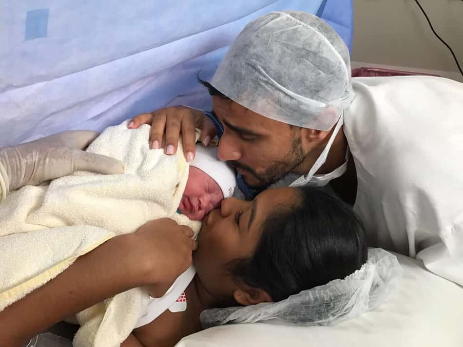 Henrique Dourado beija o filho Gustavo, que nasceu nesta tarde